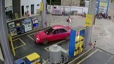 Buscan identificar a conductor que chocó a un hombre y luego huyó
