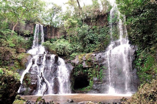 Crónica / ¿AGUAS MILAGROSAS? Misteriosa cueva con cascadas sanadoras