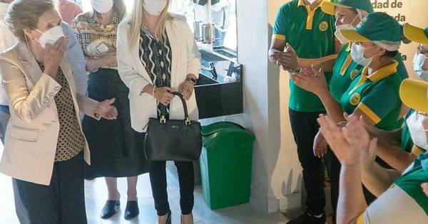 La Nación / Doña Eloísa recorrió instalaciones de Don Vito con Horacio Cartes