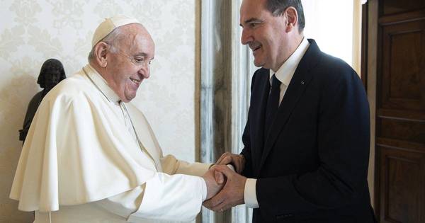 La Nación / El Papa recibe a primer ministro Castex