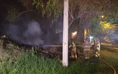 Bomberos intervinieron en incendio de basural en barrio Mburucuyá - Nacionales - ABC Color