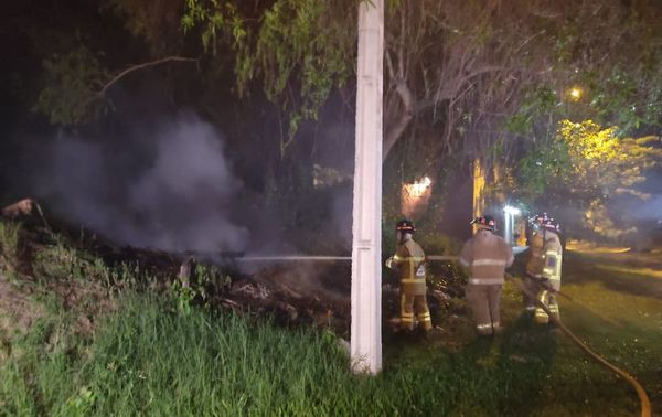 Bomberos intervinieron en incendio de basural en barrio Mburucuyá - Nacionales - ABC Color