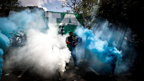 Sindicatos peronistas marchan para pedir empleo en Argentina
