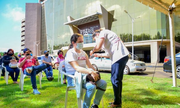 Vacunatorios en microcentro de CDE son únicamente peatonal