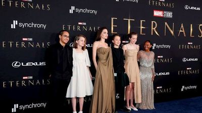 Salma Hayek y Angelina Jolie brillan en el estreno de "Eternals"