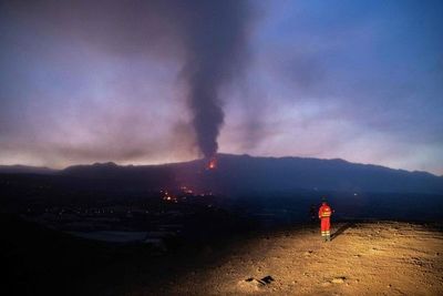 La erupción sigue fuerte y la segunda colada llegará al mar en horas - Mundo - ABC Color