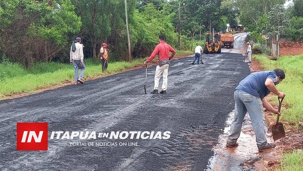 MAQUINARIAS NIVELARON Y RELLENARON CRÁTERES DEL EMPEDRADO CON ASFALTO. / Itapúa Noticias