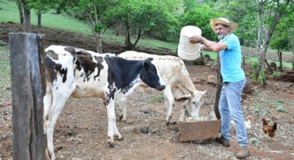 Granja familiar produce con prácticas sostenibles en armonía con la reserva Itabo
