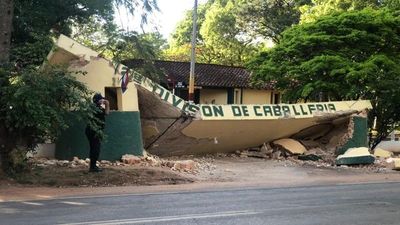 Misiones: Bus derrumba entrada de la Caballería y militar resulta herido