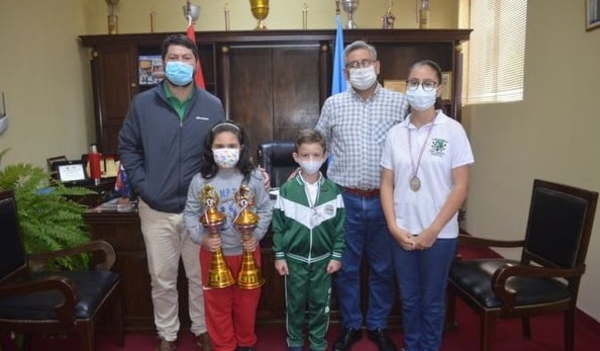 Gobernador se reunió con los ganadores del Torneo Nacional de Ajedrez Juvenil - Noticiero Paraguay