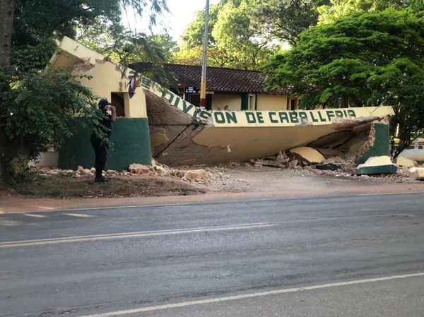 Ómnibus derribó la entrada de la Segunda División de Caballería y un militar quedó herido - Nacionales - ABC Color