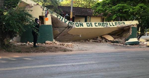 La Nación / Ómnibus embistió muralla de la Caballería en Misiones y un militar resultó herido