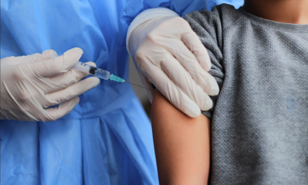 Vacunados en el extranjero deberán inscribirse para recibir su tercera dosis
