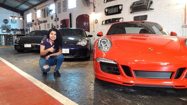 Rompiendo paradigmas: Joven mujer se dedica a pulir vehículos de lujo