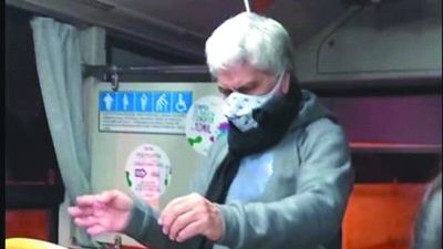 Abue bailó en el micro y alegró a los pasajeros