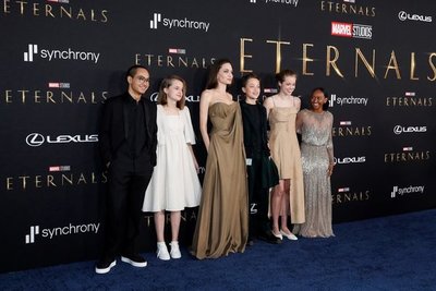 Con un llamativo accesorio y acompañada de sus hijos, Angelina Jolie asistió al estreno de “Eternals”