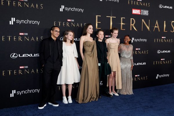 Con un llamativo accesorio y acompañada de sus hijos, Angelina Jolie asistió al estreno de “Eternals”