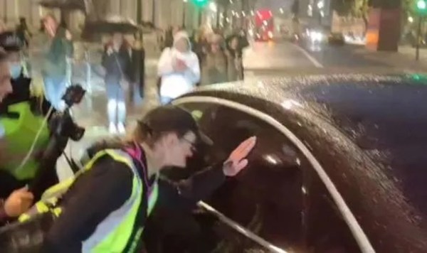 ¡Arresten a Bill Gates!: Manifestantes invaden Downing Street durante la visita del «filántropo»