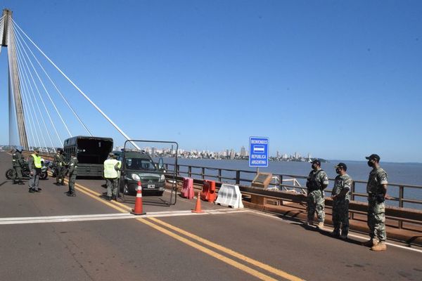 Unas 15 personas ya salieron de Paraguay tras reapertura del puente con Argentina - Nacionales - ABC Color