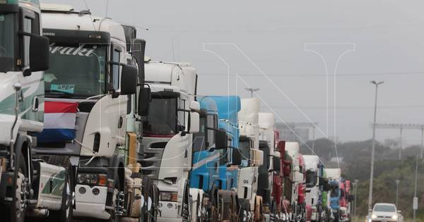 La Nación / Camioneros no cargarán mercaderías si el costo del flete no se reajusta, advierten