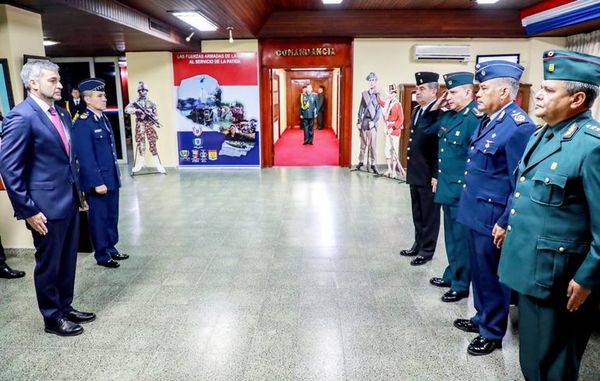 Ejecutivo reestructura cuadro de oficiales generales y almirantes de las FF.AA. - Nacionales - ABC Color