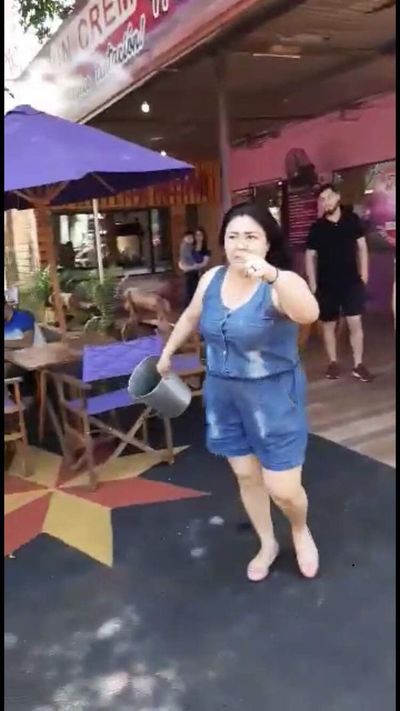 Furiosa reacción de comerciante contra automovilistas por estacionar frente a su negocio - ABC en el Este - ABC Color