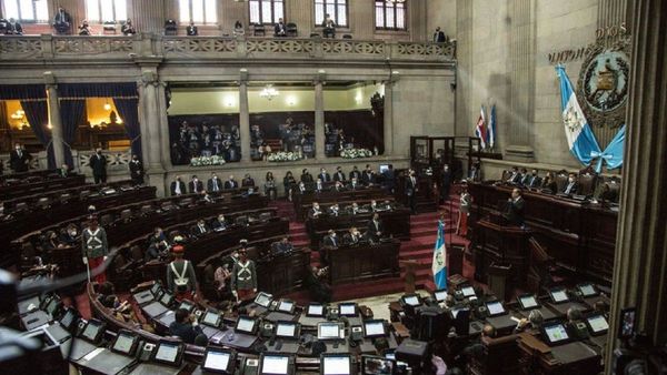 Policía evacua a diputados y personal del Congreso en protesta de exmilitares