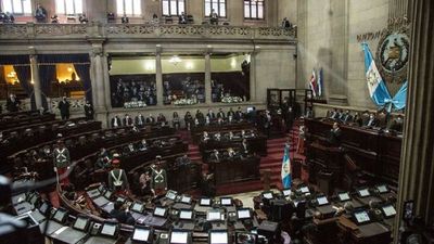 Policía evacua a diputados y personal del Congreso en protesta de ex militares