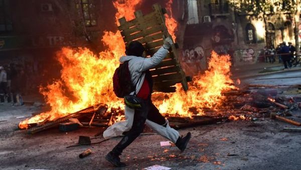 Dos muertos y 450 detenidos en el segundo aniversario del estallido social en Chile