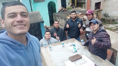 Crónica / UN TRAGO AL CIELO. “Él estaba compartiendo con nosotros”