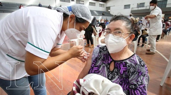 Terminaciones de cédula 2 y 3 se vacunan hoy con primera, segunda y tercera dosis