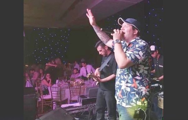 Crónica / SE PASARON DE LA RAYA. Ka’úcho armaron sarambi en un concierto de “Los Meketrefes”