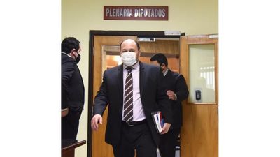 Fernández ratifica en interpelación que Arévalo traficó influencias