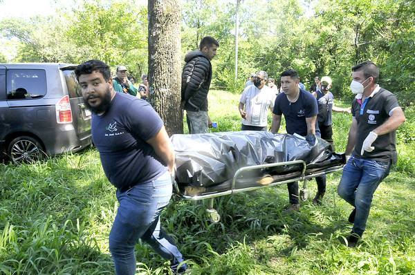 MACABRO: Hombre mata a su expareja de una puñalada y luego se ahorca en un parque - La Clave