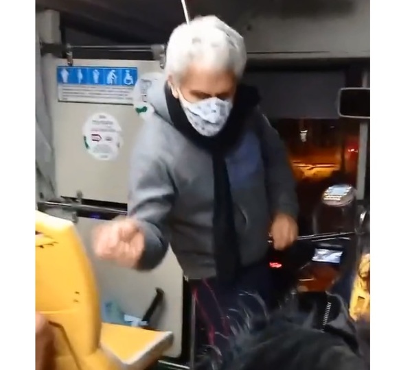 Abuelito bailarín: 'El chofer puso música retro en el bus y me puse a bailar porque me recuerda a mi juventud'