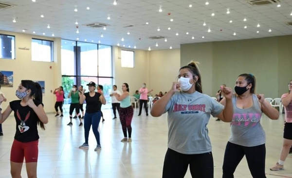 Diario HOY | Dan clases de bailoterapia y zumba a vecinos del barrio San Francisco