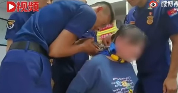 Madre terminó con un candado de bicicleta en el cuello tras broma de su hijo: “Me entró el pánico” - SNT