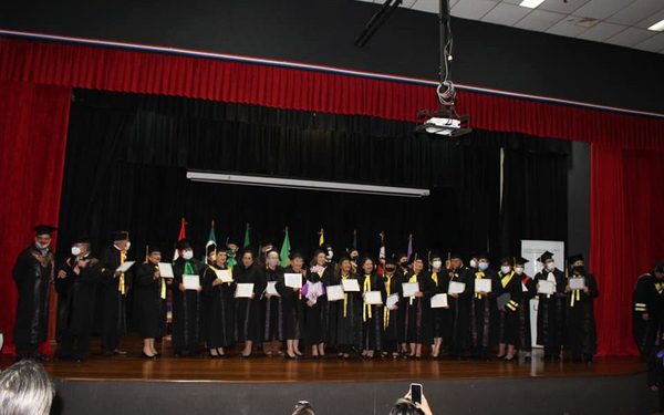 UNE rinde homenaje a docentes jubilados