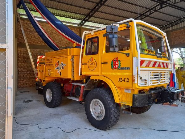 Bomberos voluntarios de Ayolas reciben camión de Francia - Nacionales - ABC Color