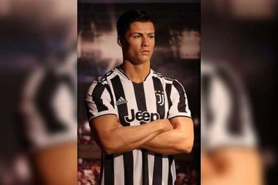 Cristiano Ronaldo con la camiseta incorrecta en museo de cera de Dubái