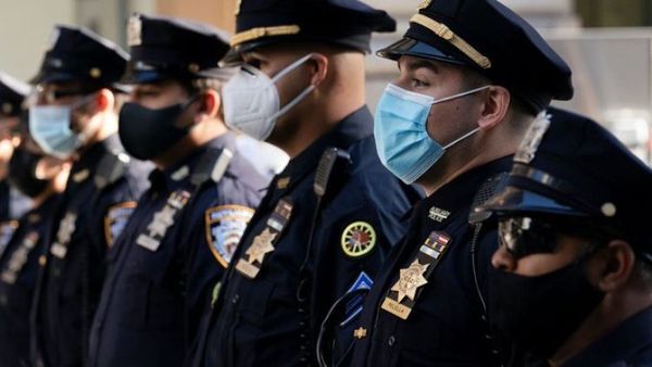 Nueva York exige vacunación a policías y bomberos