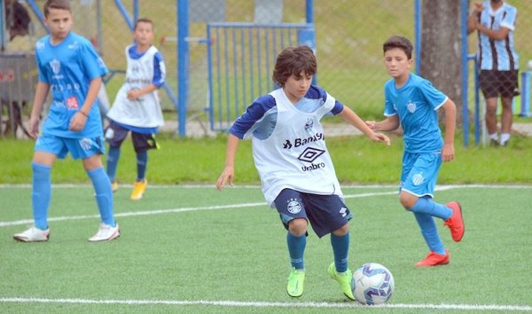 Crónica / “CARLITO” GIMÉNEZ. NACE UNA PROMESA PARAGUAYA EN EL GRÊMIO