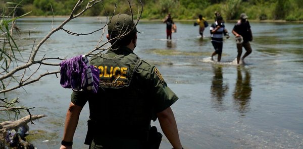 La ola migratoria no cede y los arrestos en la frontera de EE.UU. con México llegan a un récord histórico - .::Agencia IP::.
