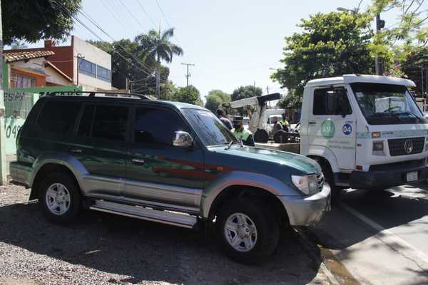 Municipalidad despeja veredas de vehículos que obstruyen paso peatonal