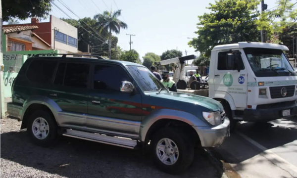 Municipalidad despeja veredas de vehículos que obstruyen paso peatonal