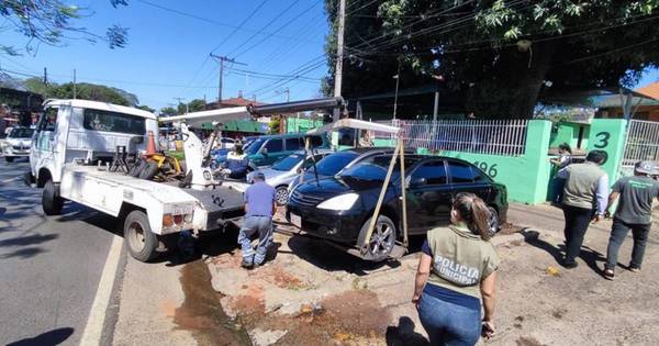 La Nación / Por obstruir paso peatonal emplazan a dueños de playas de vehículos