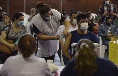 Más de 3.000 personas recibieron la tercera dosis anticovid en dos días - Nacionales - ABC Color