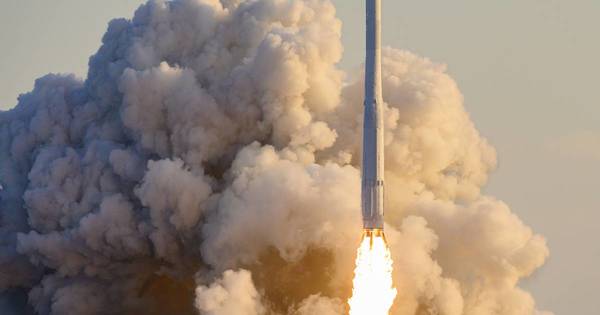 La Nación / Corea del Sur lanza su primer cohete espacial propio, pero su misión fracasa