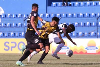 Para Hinterleitner la goleada pasó por los espacios que dejó el equipo - Fútbol de Ascenso de Paraguay - ABC Color