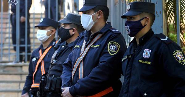 La Nación / “La Policía está combatiendo la inseguridad con balde y jarrito”, dice excomandante